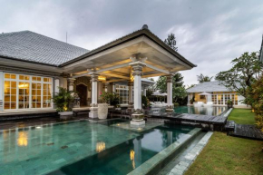 Villa Symphony White by BaliSuperHost